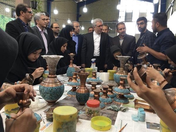مونسان وارد اصفهان شد، بازدید از کارگاه تولید هنر سنتی فیروزه کوبی مونسان وارد اصفهان شد، بازدید از کارگاه فراوری هنر سنتی فیروزه کوبی