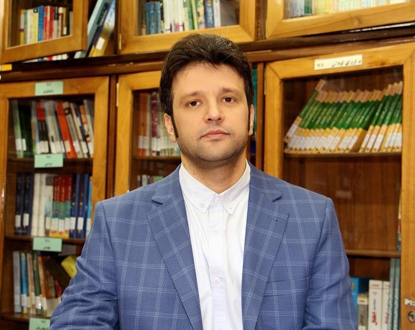 یک شاعر در تبادل نظر با خبرنگاران: نمایشگاه کتاب باید وسط شهر برگزار گردد