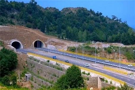 در تونل 16 آزادراه تهران - شمال شاهد بارش برف هستیم ، شهروندان در تونل 16 آزادراه تهران - شمال شاهد بارش برف هستیم ، شهروندان تهرانی آگاه باشند؛ به هیچ عنوان اجازه ورود به آزادراه را ندارند